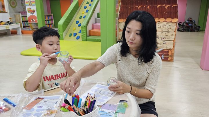 [창녕=뉴시스] 아이행복키움터를 찾은 아동과 보호자들이 풍경 만들기 체험활동에 참여하고 있다. (사진=창녕군 제공) 2026.08.24. photo@newsis.com *재판매 및 DB 금지