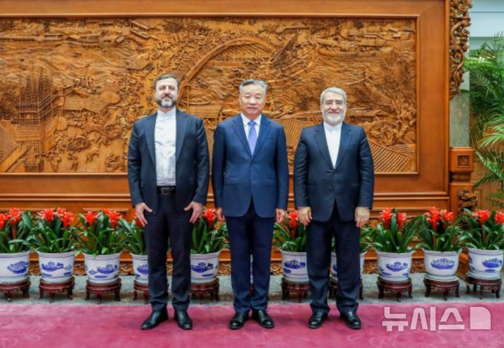 [서울=뉴시스] 23일 중국 외교부에 따르면 먀오더위 외교부 부부장(차관)은 지난 17일 베이징에서 중국을 방문한 카젬 가리바바디 이란 외무차관(왼쪽)과 회담했다. 사진은 먀오 부부장(가운데)과 가리바바디 차관, 라마니 파즈니 주중 대사가 기념촬영을 하는 모습. <사진출처: 중 외교부> 2026.08.24