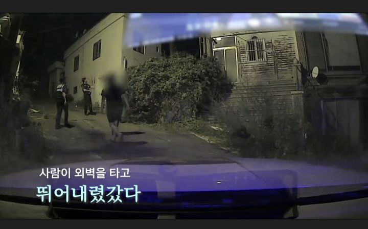 [울산=뉴시스] 울산경찰이 지난달28일 중구 북정동의 한 폐건물 인근 현장을 조사하고 있다. 이곳에선 50대 남성이 고철을 훔치려다 들켜 도망쳤다.(사진=경찰청 유튜브 갈무리) 2026.08.24 photo@newsis.com *재판매 및 DB 금지