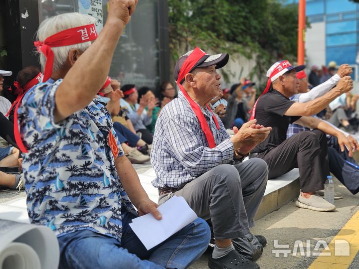 [청주=뉴시스] 이도근 기자= 충북 청주시 서원구 현도면 주민 비상대책위원회 등 주민 100여명이 24일 청주시청 임시청사 앞에서 현도면 생활자원회수센터 존치 결정에 반발하는 집회를 열고 있다. 2026.08.24. nulha@newsis.com