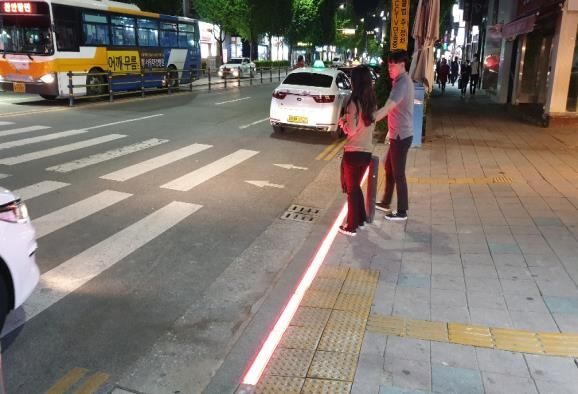 [아산=뉴시스] 아산시 관내 횡단보도에 설치된 바닥신호등. (사진=아산시 제공) 2026.08.24 photo@newsis.com *재판매 및 DB 금지