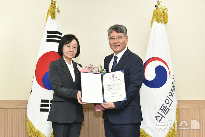 [서울=뉴시스] 좌측부터 오유경 식품의약품안전처장, 구성욱 의료기기위원회 신임 위원장. (사진= 강남세브란스병원 제공)