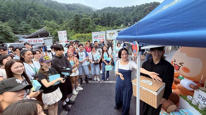 2026 에크페 참가자들이 가평잣 등 지역 전번에 대한 설명을 듣고 있다. (사진=가평군 제공) photo@newsis.com *재판매 및 DB 금지