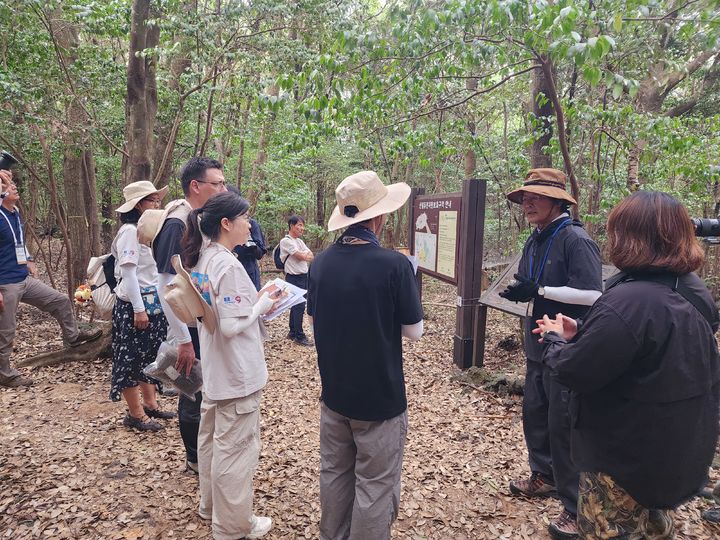 [제주=뉴시스] 제주시 조천읍 동백동산습지 생태해설 모습. (사진=제주생태관광협회 제공) photo@newsis.com *재판매 및 DB 금지