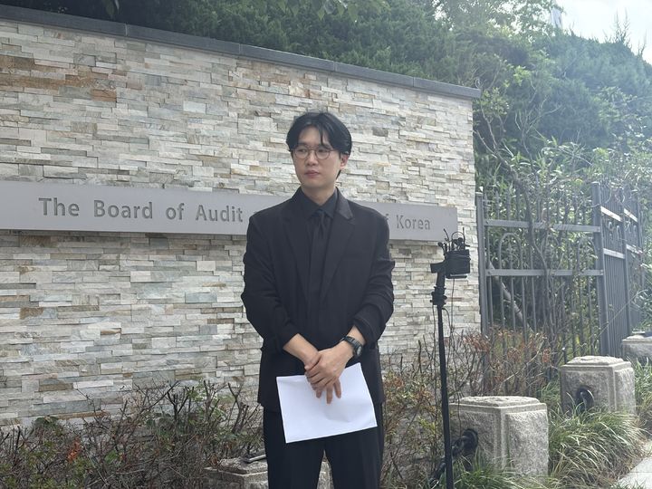 [서울=뉴시스] 김나연 수습기자 = 백 경정의 법률대리인 이창민 변호사가 24일 오전 서울 종로구 감사원 앞에서 기자회견을 열고 서울동부지검 마약수사 합동수사단(합수단) 등을 대상으로 직무감찰을 요구했다.2026.08.24.naninani@newsis.com*재판매 및 DB 금지 *재판매 및 DB 금지