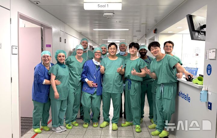 사진설명= 아인병원 갑상선센터 이진욱 센터장과 수술팀이 스위스 취리히 대학에서 현지 의료진과 함께 갑상선 로봇 수술을 마치고 기념사진을 촬영하고 있다.(사진= 아인병원 제공) 2026.08.24