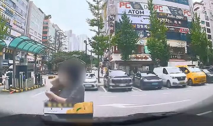 [서울=뉴시스] 한 행인이 주차된 차량 보닛에 흠집을 내고도 "원래 있던 거 아니냐"며 적반하장 태도를 보였다. (사진 : '한문철TV' 유튜브 채널 캡처) *재판매 및 DB 금지