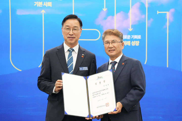 [제주=뉴시스] 위성곤 제주지사(왼쪽)가 민선 9기 첫 제주시장에 이상봉 전 제주도의회 의장을 임명하고 임명장을 수여하고 있다. (사진=제주도 제공) 2026.08.24. photo@newsis.com *재판매 및 DB 금지