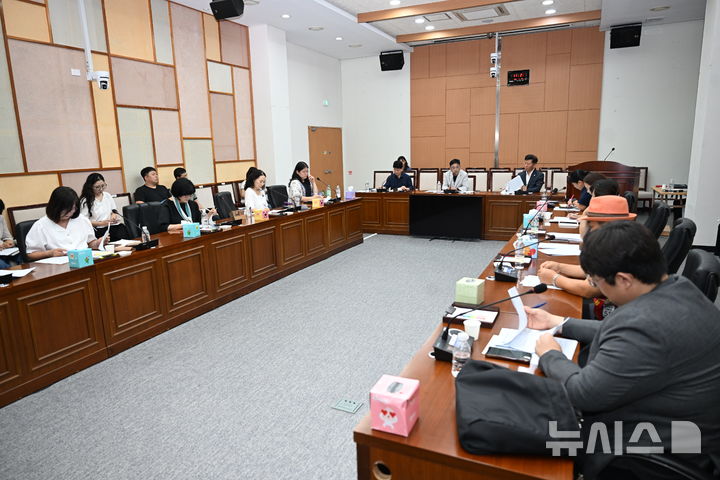 [완주=뉴시스] 완주군의회 심부건 부의장이 '완주군 관광협의회 설립 및 지원에 관한 조례' 제정을 위한 2차 간담회를 갖고 있다. (사진= 완주군의회 제공) *재판매 및 DB 금지