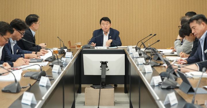 [대전=뉴시스] 조명휘 기자 = 서천군이 24일 군청 상황실에서 군수와 간부 공무원 등이 참석한 가운데 '민선9기 공약사업 실천계획 보고회'를 열고 있다. (사진= 서천군 제공) 2026.08.24. photo@newsis.com *재판매 및 DB 금지
