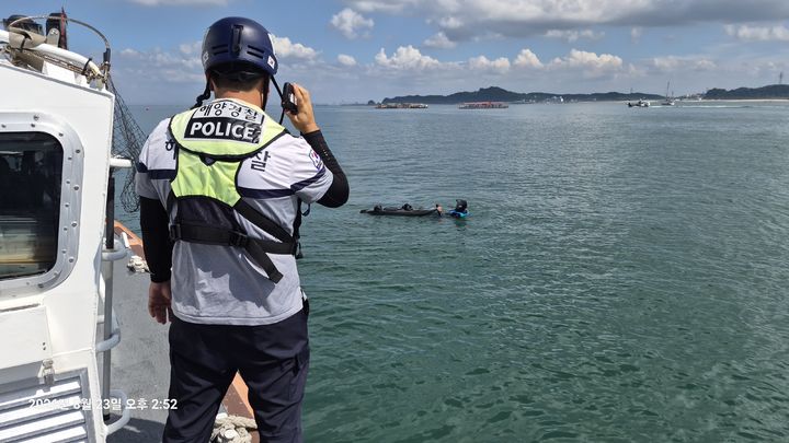 [당진=뉴시스] 평택해경이 지난 23일 오후 2시40분께 폐장된 당진왜목마을해수욕장 인근 순찰 임무 중 표류하던 50대를 발견한 모습. (사진=평택해양경찰서 제공) 2026.08.24. photo@newsis.com *재판매 및 DB 금지
