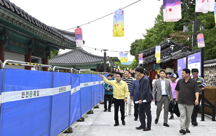 [남원=뉴시스] 지난 21일 '광한루원 중심 상권활성화 거점센터 조성사업' 현장설명회에 참석한 양충모 남원시장이 사업 추진상황을 점검하고 있다. *재판매 및 DB 금지