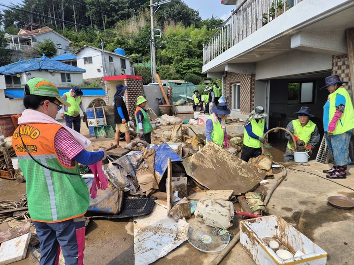 [양산=뉴시스] 양산시 자원봉사센터가 거제시 거제면 외간마을을 방문해 수해 복구 활동을 하고 있다. (사진= 양산시 제공) 2026.08.24. photo@newsis.com *재판매 및 DB 금지