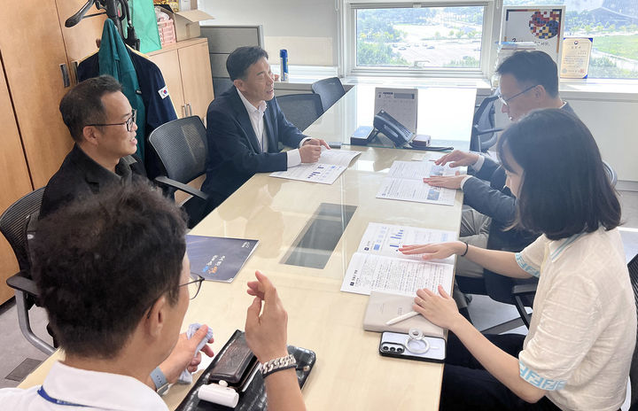 [영월=뉴시스] 24일 김길수 강원 영월군수와 관계자들은 행정안전부와 국토교통부 등 중앙부처를 방문해 정부 차원의 적극적인 지원을 건의하고 있다.(사진=영월군 제공) 2026.08.24. photo@newsis.com *재판매 및 DB 금지