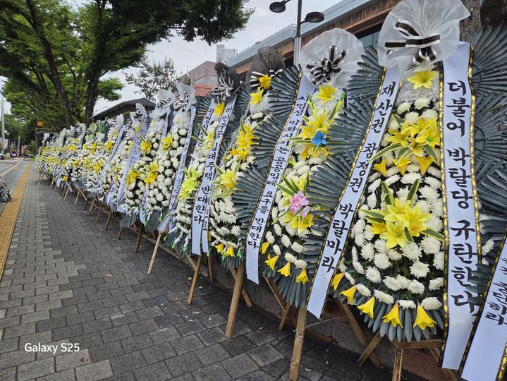 [서울=뉴시스] 24일 경기도 광명시청 앞에 재건축 공공임대주택 추가 반영 요구에 반발하는 근조화환이 늘어선 모습. (사진=독자 제공) photo@newsis.com&nbsp; *재판매 및 DB 금지