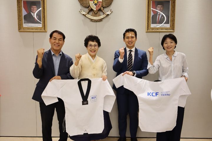 [서울=뉴시스] 한문화재단과 한국찌아찌아문화교류협회가 24일 서울 여의도 주한 인도네시아 대사관에서 인도네시아 술라웨시주 부톤섬의 찌아찌아족에게 태권도복 100벌을 기증한 뒤 기념 촬영했다. 왼쪽부터 협회 조기형 사무국장, 김한란 이사장, 크리스티안 주한 인도네시아 참사관, 차민아 한문화재단 사무국장.(사진 한국찌아찌아문화교류협회 제공) 2026.08.24. *재판매 및 DB 금지