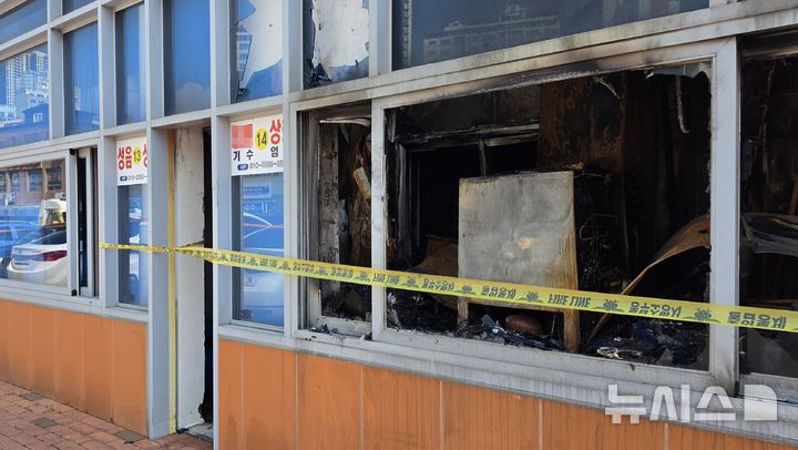 [울산=뉴시스] 박수지 기자 = 지난 22일 울산 동구 방어진활어센터에서 화재가 발생한 가운데 24일 건물 내부가 까맣게 타 있다. 2026.08.24. parksj@newsis.com 