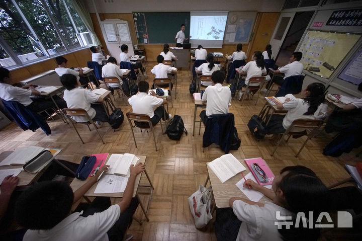 [도쿄=AP/뉴시스] 24일 산케이신문 등에 따르면 아이치현과 미에현 경찰은 학교법인 아이치조선학원과 미에조선학원이 운영하는 조선학교 부설 유아시설의 명칭 사용을 조사하고 있다. 사진은 2017년 9월26일 일본 도쿄의 조선학교 고등부에서 학생들이 일본어 수업을 듣는 모습. 2026.08.24.