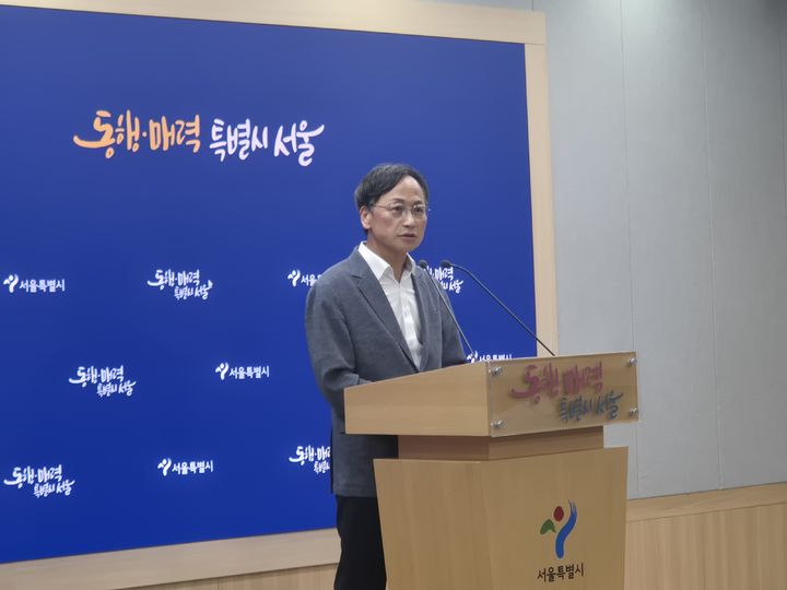 [서울=뉴시스] 24일 서울시청 브리핑룸에서 '500세대 이하 자치구 권한 이양 관련 브리핑'을 진행하는 서울시 건축기획관. 2026.08.24. ks@newsis.com *재판매 및 DB 금지