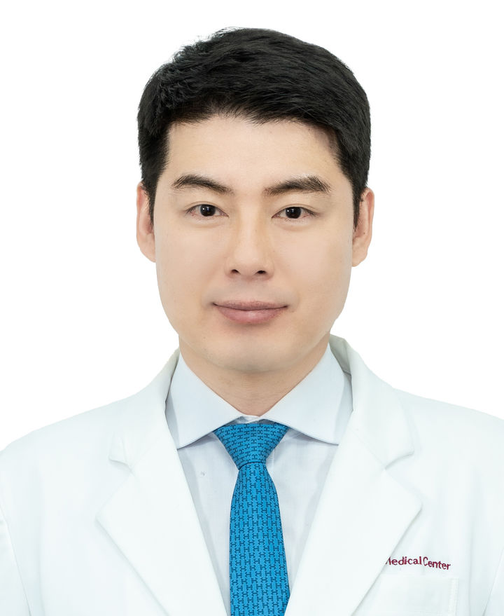 [대전=뉴시스] 대전선병원 김재훈 전문의가 최근 대전을지대병원에서 열린 'BESS(Biportal Endoscopic Spine Surgery) 심포지엄'에 연자로 참여해 양방향 척추 내시경 수술의 술기상 주의점과 합병증 관리 전략을 발표했다.(사진=대전선병원 제공) 2026.08.24. photo@newsis.com *재판매 및 DB 금지