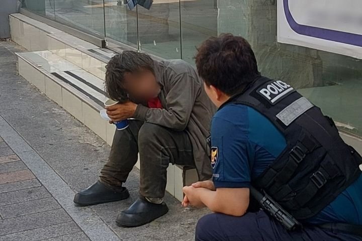 [대구=뉴시스] 20여년간 노숙 생활을 이어온 A씨와 대화 중인 경찰. (사진=대구 중부경찰서 제공) 2026.08.24. photo@newsis.com *재판매 및 DB 금지