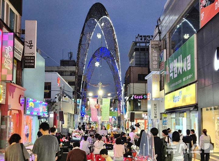 [포항=뉴시스] 지난 22일 경북 포항시 북구 중앙상가에서 열린 '중앙상가 거리 문화 행사. (사진=포항시 제공) 2026.08.24. photo@newsis.com