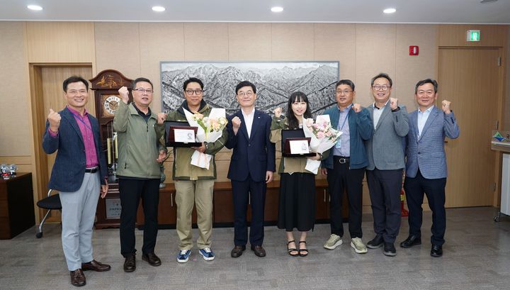 [세종=뉴시스]기후에너지환경부 산하 국립공원공단이 24일 강원 원주시 국립공원공단에서 암벽등반, 여행 분야의 대표적인 유튜브 영상제작자 '야생민짜(김민지)'와 '일상이여행(김경돈)'을 국립공원 홍보대사로 위촉했다고 밝혔다. 가운데 주대영 국립공원공단 이사장이며 왼쪽은 일상이여행, 오른쪽은 야생민짜다.(사진= 국립공원공단 제공) *재판매 및 DB 금지