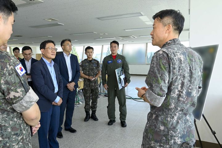 [전남광주=뉴시스] 전남광주통합특별시는 SK하이닉스 염성진 사장을 비롯한 경영진이 24일 광주군공항 관제탑 등지를 둘러보며 호남권 반도체 국가산업단지 조성에 대해 논의했다고 밝혔다. (사진=전남광주시 제공) 2026.08.24. photo@newsis.com *재판매 및 DB 금지