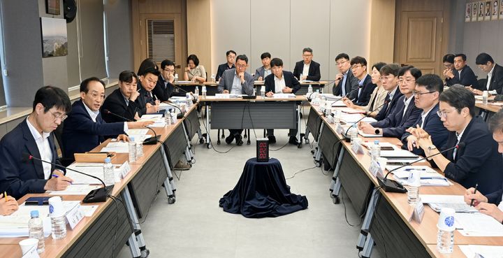 [대구=뉴시스]추경호(사진 왼쪽에서 2번째) 대구시장이 24일 오전 시청 산격청사에서 열린 간부회의에서 발언하고 있다(사진=대구시; 제공) 2026.08.24 photo@newsis.com *재판매 및 DB 금지
