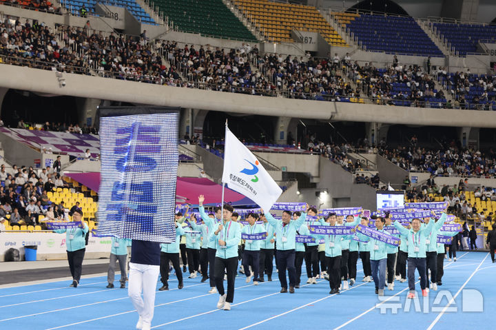 [청주=뉴시스] 오는 10월16일부터 22일까지 제주 일원에서 열리는 107회 전국체육대회에 충북은 48개 종목 1789명이 출전한다. 사진은 지난해 10월 열린 106회 전국체전 충북선수단의 입장 모습. (사진=충북도체육회 제공) 2026.08.24. photo@newsis.com