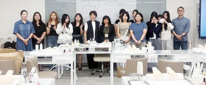 [대전=뉴시스] 일본 네일 자격증 'JNEC' 3급 취득 과정 참가자들 기념촬영. (사진=우송정보대 제공) 2026.08.24. photo@newsis.com *재판매 및 DB 금지