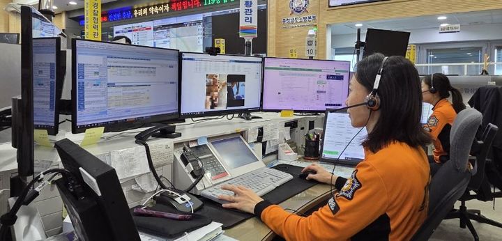 [태안=뉴시스] 충남소방본부가 물에 빠진 아이의 보호자에 심폐소싱술을 지도하며 4분 골든타임을 지켜내 소중한 생명을 살려냈다. (사진=충남소방본부 제공) 2026.08.24 photo@newsis.com *재판매 및 DB 금지