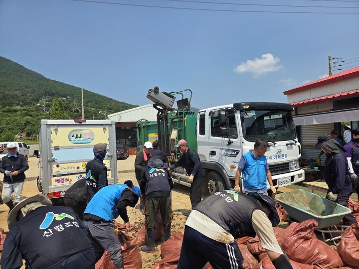 [창원=뉴시스]부산울산경남 산림조합, 거제 수해복구.(사진=부산울산경남 산림조합 제공) 2026.08.24.photo@newsis.com *재판매 및 DB 금지