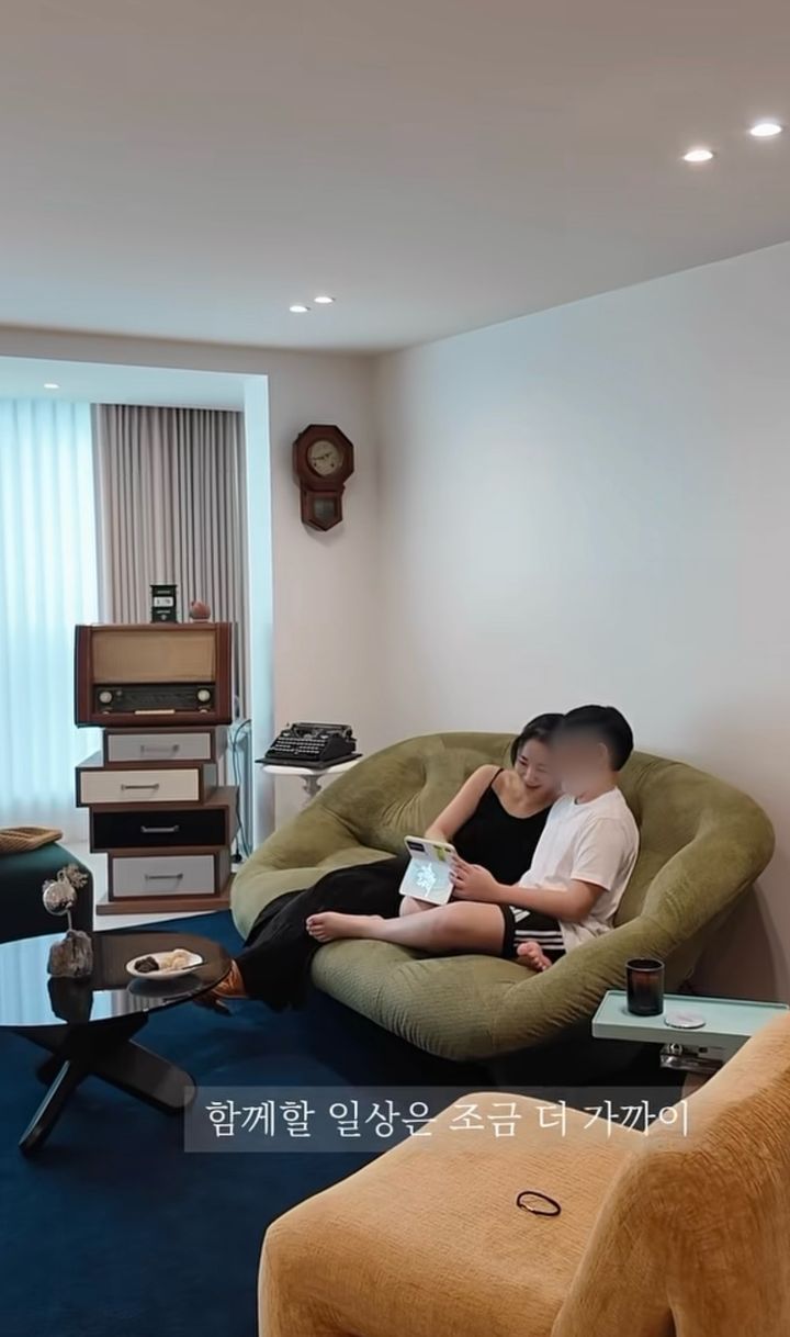 [서울=뉴시스] 이윤진과 아들 (사진= 인테리어 업체 소셜미디어 계정 캡처 ) 2026.08.24. photo@newsis.com *재판매 및 DB 금지