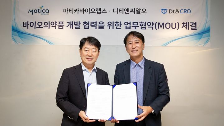 [서울=뉴시스] 민병조 마티카바이오랩스 대표(왼쪽)와 한태동 디티앤씨바이오그룹 부회장이 전략적 파트너십을 위한 업무협약을 체결하고 기념사진을 찍고 있다. (사진=디티앤씨알오 제공) 2026.08.24. photo@newsis.com *재판매 및 DB 금지
