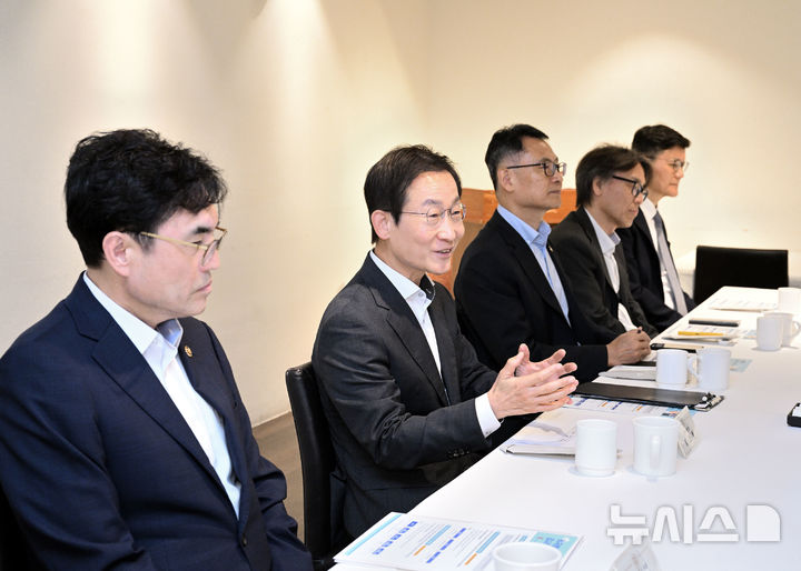 [서울=뉴시스]김호철 감사원장이 24일 취임 후 처음으로 산업통상부 등 중앙행정기관 차관들을 초청해 조찬을 겸한 간담회를 가졌다고 감사원이 밝혔다. (사진 감사원 제공)