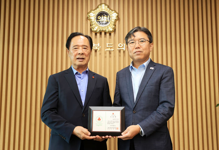 [청주=뉴시스] 이상식 충북도의회 의장. (오른쪽) photo@newsis.com *재판매 및 DB 금지