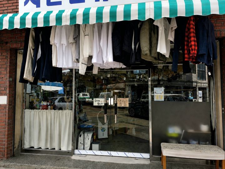 [울산=뉴시스] 소상공인 경영환경 개선사업을 통해 출입문을 교체한 울산 남구의 한 세탁소. (사진=울산 남구 제공) photo@newsis.com *재판매 및 DB 금지
