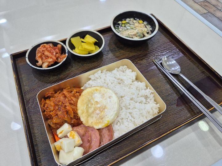 [전남광주=뉴시스] 한국도로공사 광주전남본부가 지역 고속도로 휴게소에서 판매하는 특산물 활용 '추억의 옛날 도시락' 메뉴. (사진=한국도로공사 광주전남본부 제공) 2026.08.24. photo@newsis.com *재판매 및 DB 금지