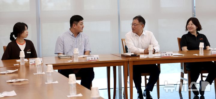 [세종=뉴시스]한전KDN은 지난 21일 전남광주통합특별시 빛가람혁신도시 소재 본사에서 'CEO와 함께하는 안전·보건 상생 프로젝트' 행사를 개최했다.(사진=한전KDN 제공)