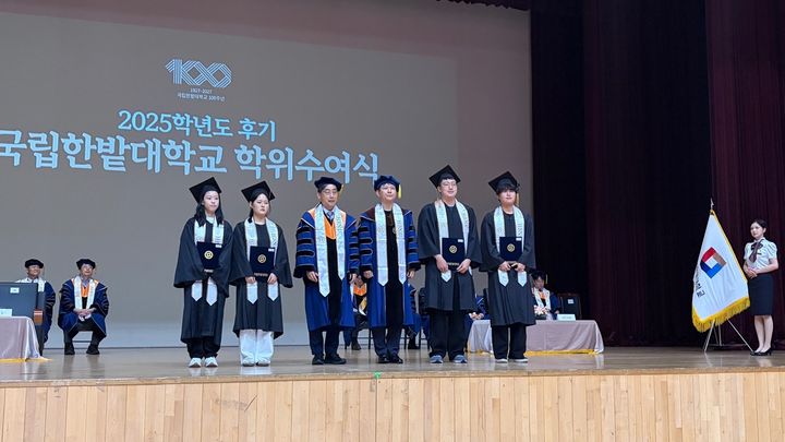 [대전=뉴시스] 한밭인재인증제 우수인재 대표 학생들 기념촬영. (사진=국립한밭대 제공) 2026.08.24. photo@newsis.com *재판매 및 DB 금지