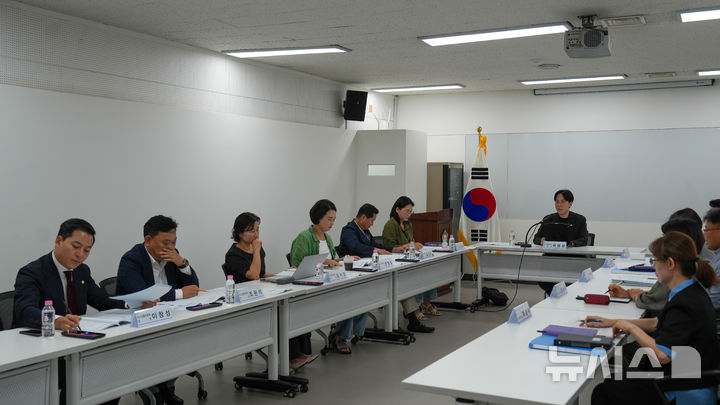 [안양=뉴시스] 안양시의회 도시교통위원회가 24일 시의회 시민토론방에서 도시주택국 등 소관 부서 관계자들과 간담회를 열고 교통망 확충 및 도시재생 사업 협력 방안을 논의하고 있다.(사진=안양시 의회 제공).2026.08.24. photo@newsis.com