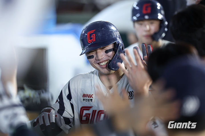 [서울=뉴시스] 프로야구 롯데 자이언츠 손성빈이 20일 부산 사직구장에서 열린 2026 신한 쏠 KBO리그 키움 히어로즈전에서 득점을 올린 뒤 동료들의 축하를 받고 있다. (사진=롯데 자이언츠 제공) 2026.08.20. *재판매 및 DB 금지