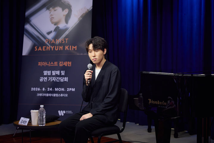 [서울=뉴시스] 피아니스트 김세현이 24일 서울 종로구 크레디아클래식클럽에서 열린 데뷔 음반 '쇼팽, 포레' 발매 기념 기자간담회에서 발언하고 있다. (사진=크레디아 제공) 2026.08.24. photo@newsis.com *재판매 및 DB 금지