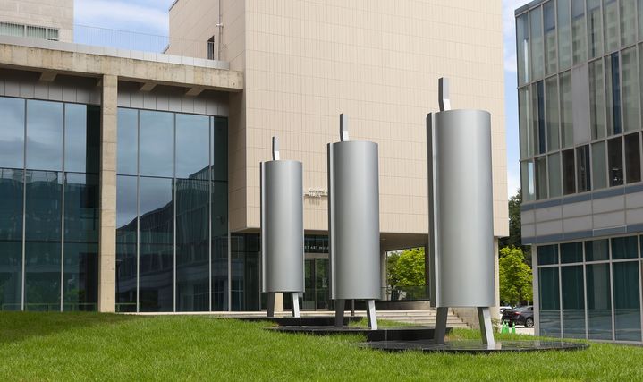 '낯선자의 출현 I II III', 알루미늄, 350(h) × 100(Ø)cm, 2026 *재판매 및 DB 금지