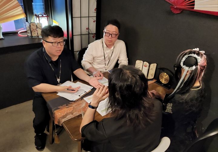 [서울=뉴시스] 마포구 위생과 직원들이 홍대 일대 컨셉카페를 방문해 유흥접객행위 금지와 준법 영업 기준을 안내하고 있다. (사진=마포구 제공) 2026.08.24. photo@newsis.com *재판매 및 DB 금지