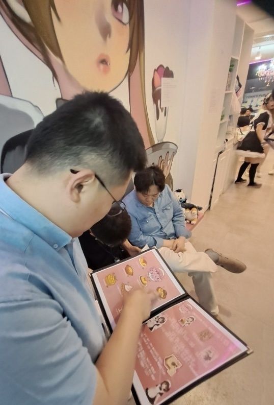 [서울=뉴시스] 마포구 위생과 직원이 홍대 일대 컨셉카페를 방문해 메뉴판을 확인하고 있다. (사진=마포구 제공) 2026.08.24. photo@newsis.com *재판매 및 DB 금지