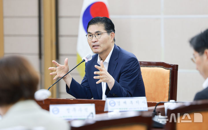 [전주=뉴시스] 이원택 전북특별도지사가 24일 간부회의를 주재하면서 도청 실·국장과 산하기관장 등에게 2028~2029년 국가예산 신규사업을 선제적으로 발굴과 2027년 국가예산 확보에도 끝까지 총력을 기울일 것을 주문하고 있다. 2026.08.24 (사진= 전북자치도 제공) *재판매 및 DB 금지