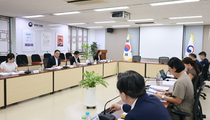 [서울=뉴시스] 정구창 성평등가족부 차관이 지난 24일 오전 정부서울청사에서 열린 '제52차 양육비이행심의위원회' 에서 양육비 채무 불이행자 제재조치와 양육비 채무 이행 확보 제도개선안을 의결하고 있다. 2026.08.25. (사진=성평등가족부 제공) *재판매 및 DB 금지