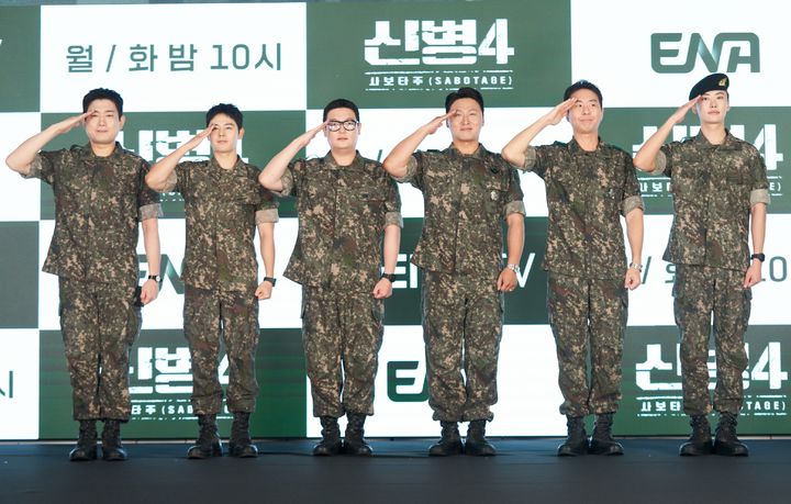 [서울=뉴시스] 왼쪽부터 배우 남태우, 김동준, 김민호, 오대환, 이현균, 이원정이 24일 서울 구로구 더세인트에서 열린 ENA 월화드라마 '신병4: 사보타주' 제작발표회에서 포즈를 취하고 있다. (사진=ENA 제공) 2026.08.24. photo@newsis.com *재판매 및 DB 금지